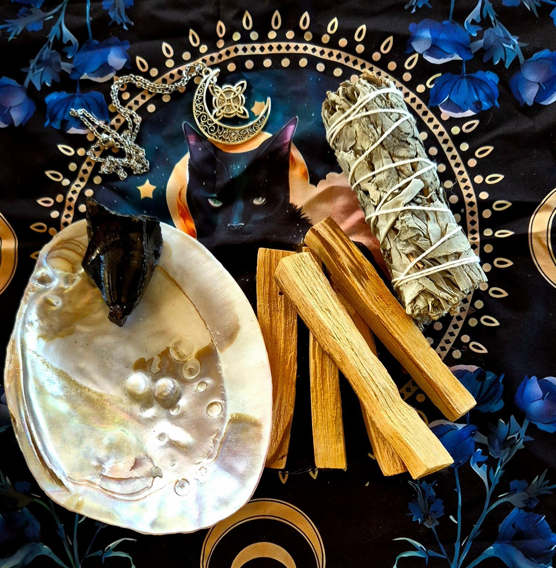 Salvia, Palo Santo e Mirra: Come Usare gli Incensi nei Rituali di Purificazione