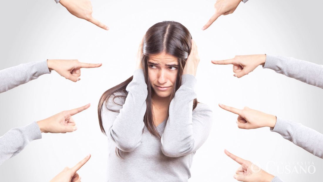 Sociofobia: La Paura del Giudizio Altrui e Come Liberarsi dall'Opinione degli Altri